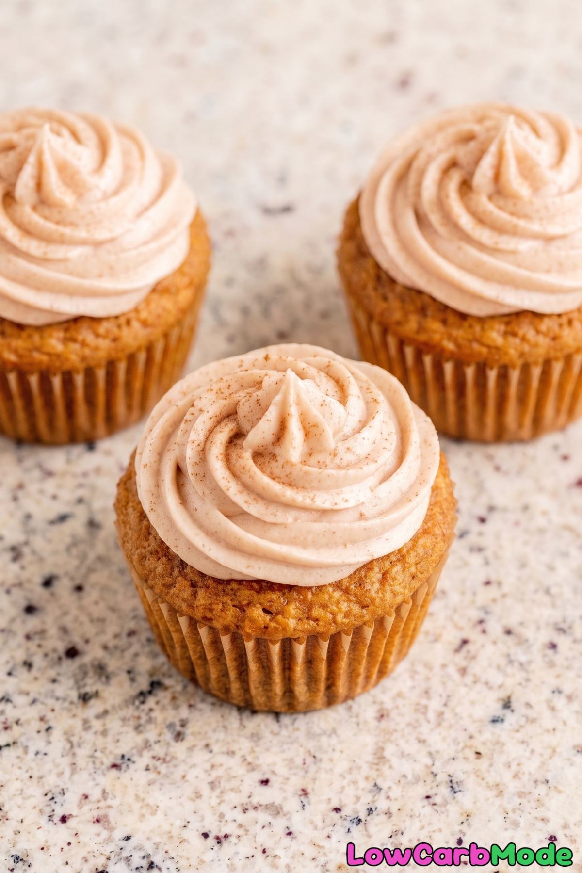Low carb pumpkin cupcakes and cinnamon cream